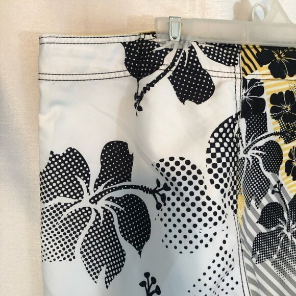Vintage OP  Mens 38 Board Shorts in White/Black /Yellow Graphics - Picture 13 of 16